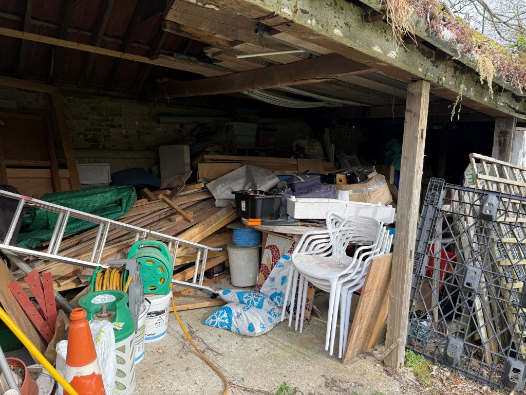 Lot: 39 - STABLES AND LAND WITH PLANNING IN SOUGHT AFTER LOCATION - Covered Yard